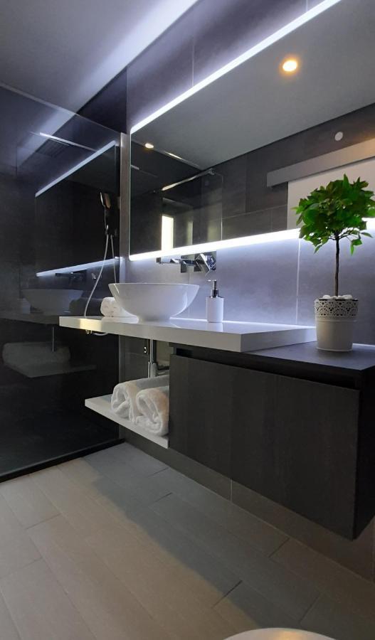 Suite com Cama King-size e Vista Piscina