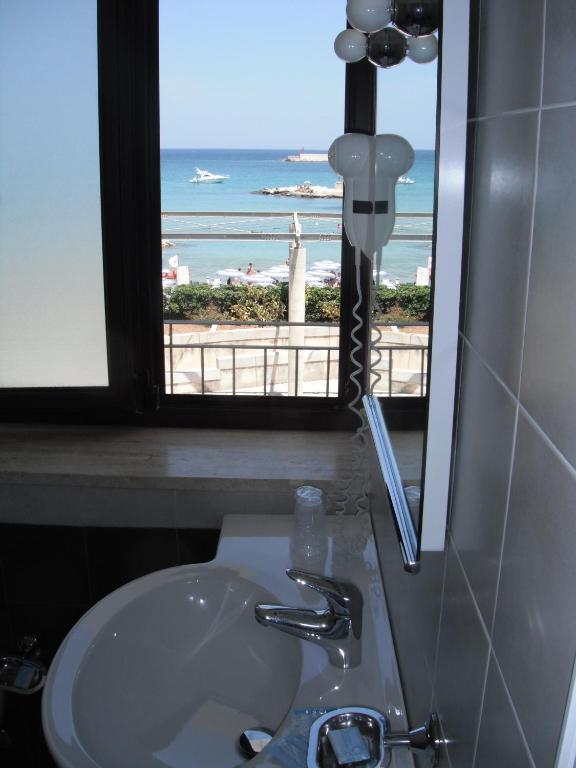 Camera Matrimoniale Deluxe con Balcone e Vista Mare