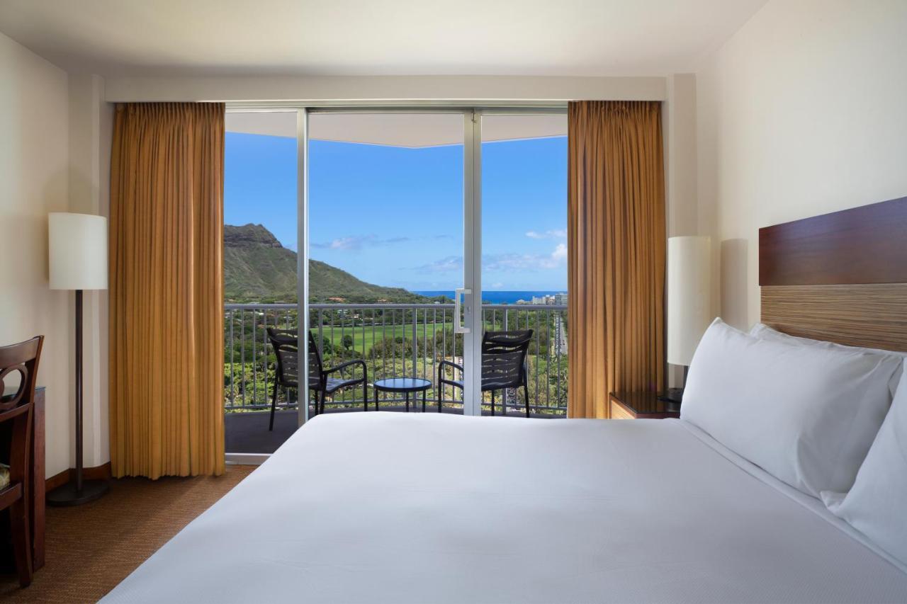 Zimmer mit Kingsize-Bett und Meerblick