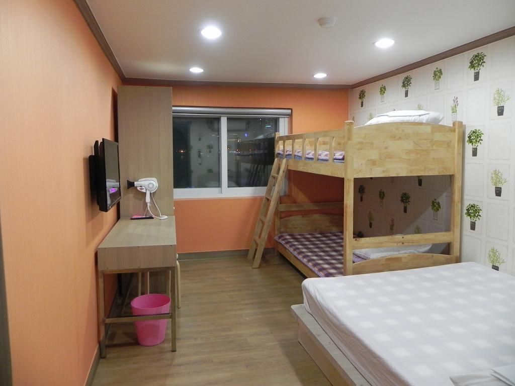 Suite 2 Queens, 1 Bedroom Suite,181925484:JPEG