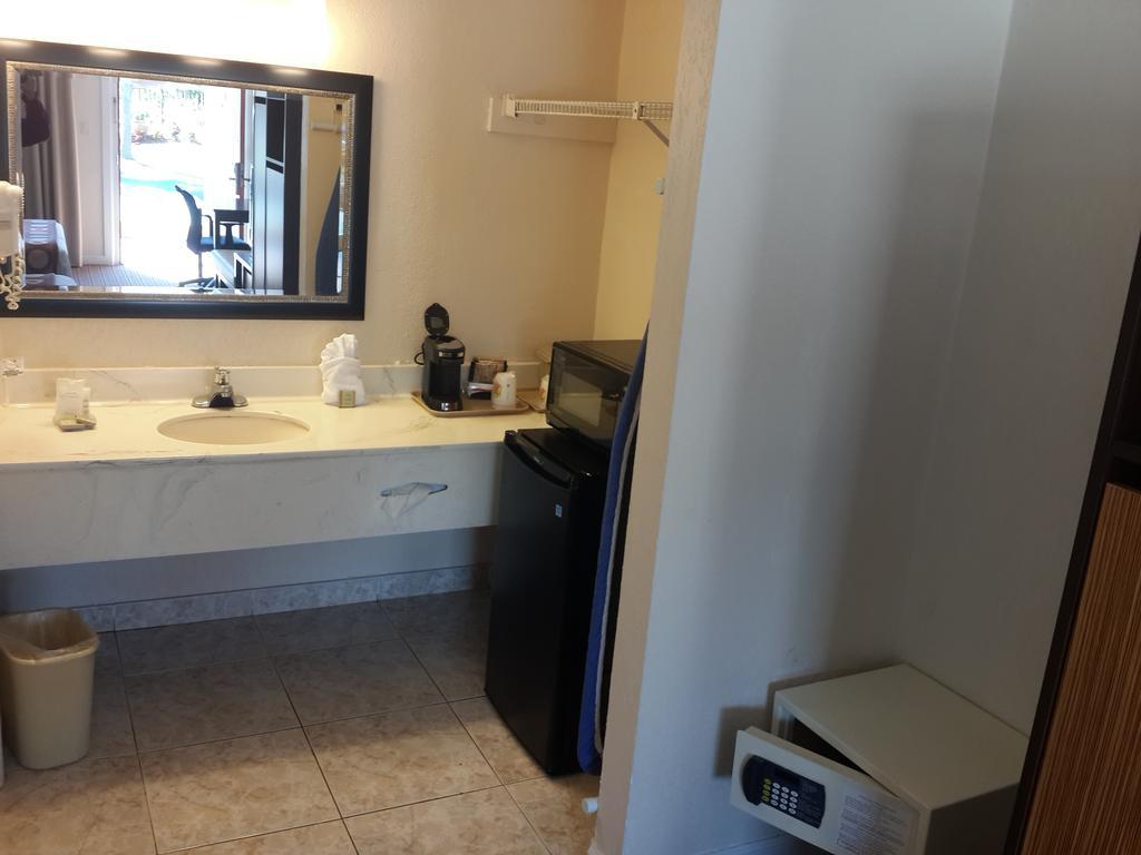 Chambre avec 2 Lits Doubles - Non-Fumeurs - Vue sur Piscine