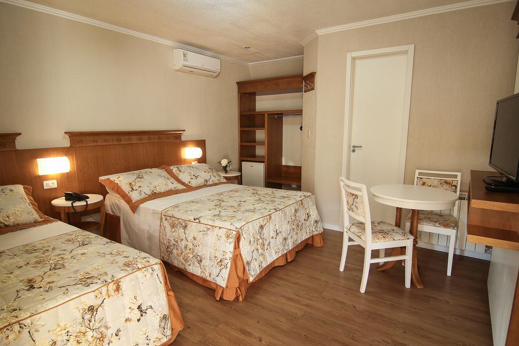 Quarto Triplo Deluxe com 1 Cama de Casal e 1 Cama Individual