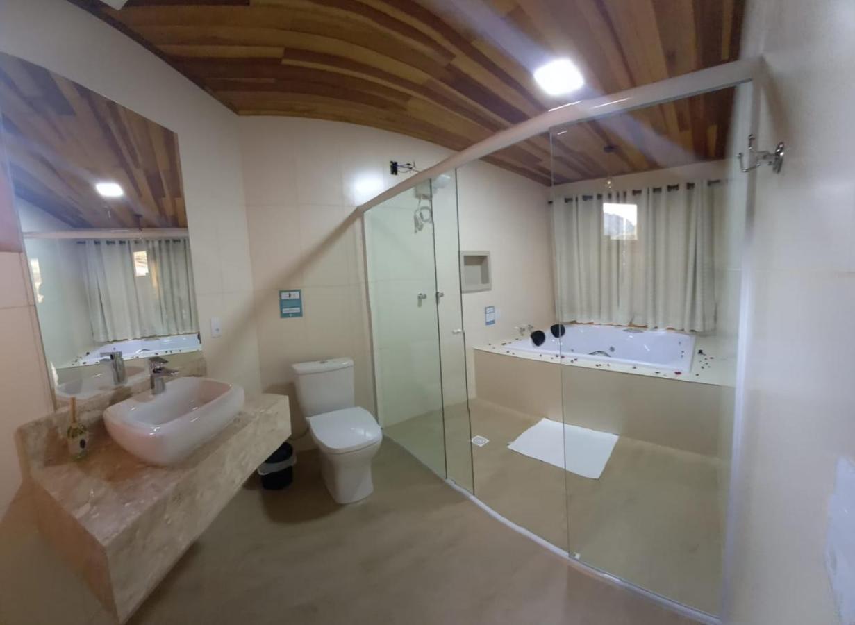 Quarto com Cama King-size e Banheira de Hidromassagem