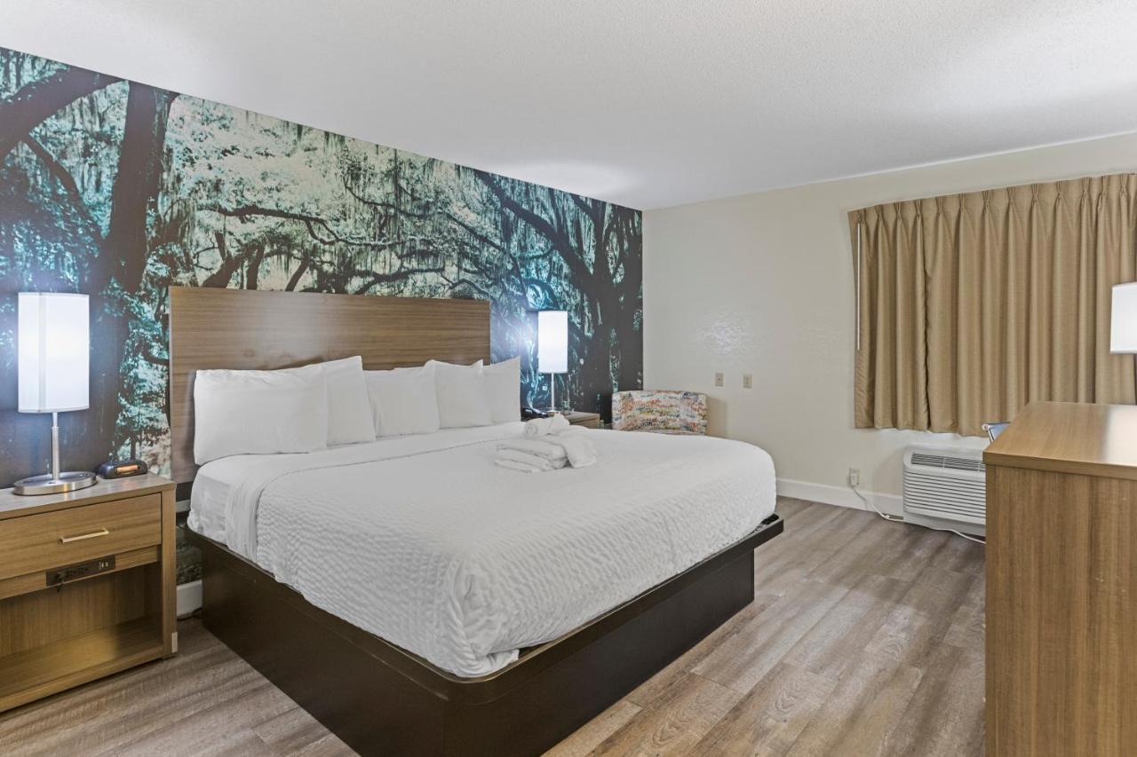 Standard King Room - Non-Smoking