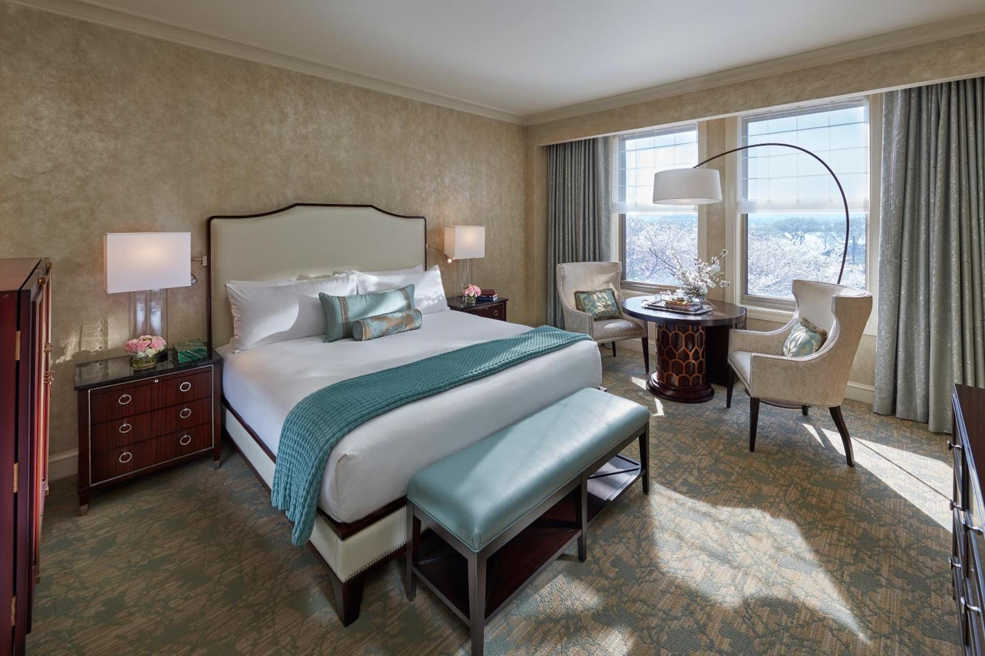Deluxe Zimmer mit Kingsize-Bett und Blick aufs Wasser