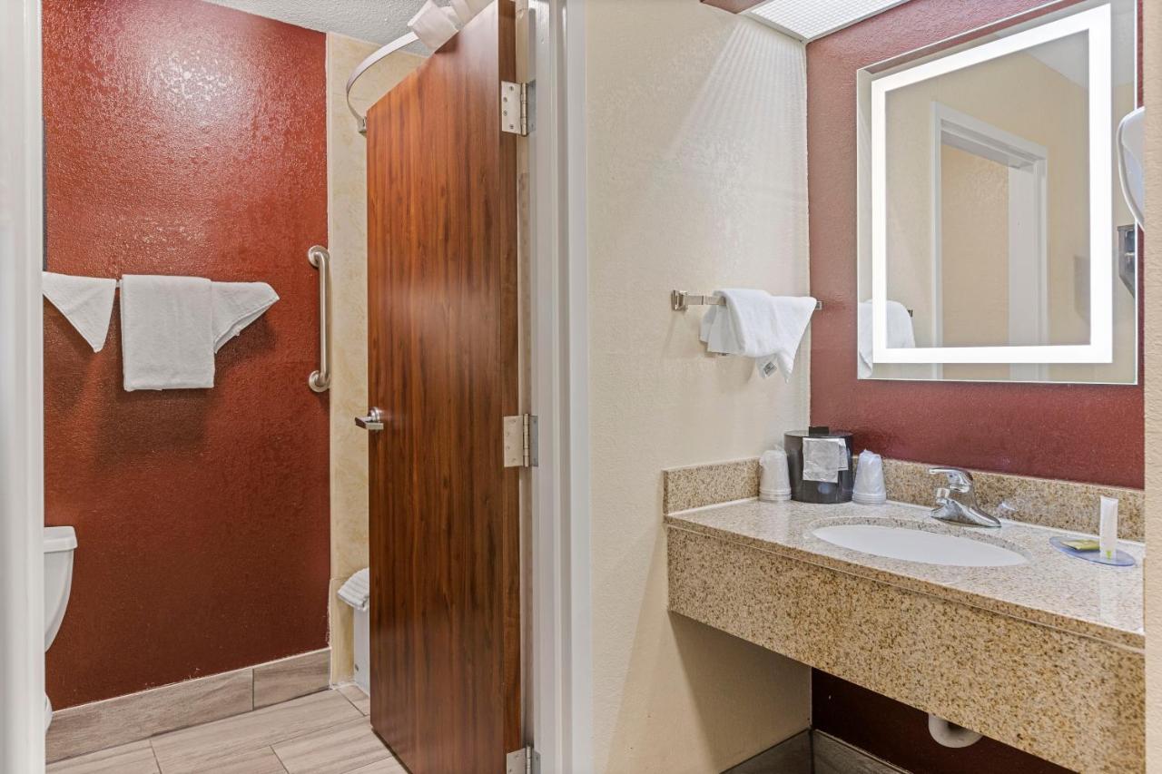 King Room - Accessible/Non-Smoking