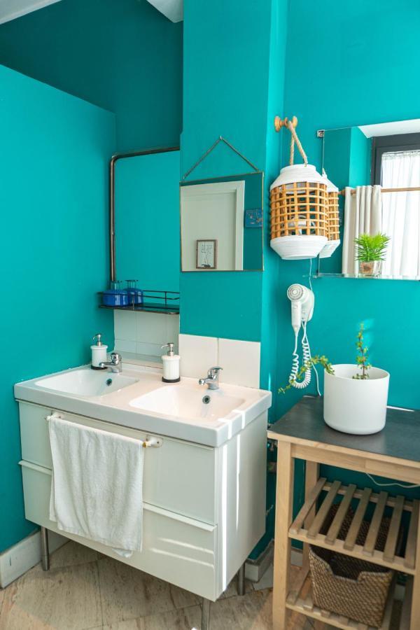 Cama num Dormitório com 6 Camas e Casa de Banho Partilhada