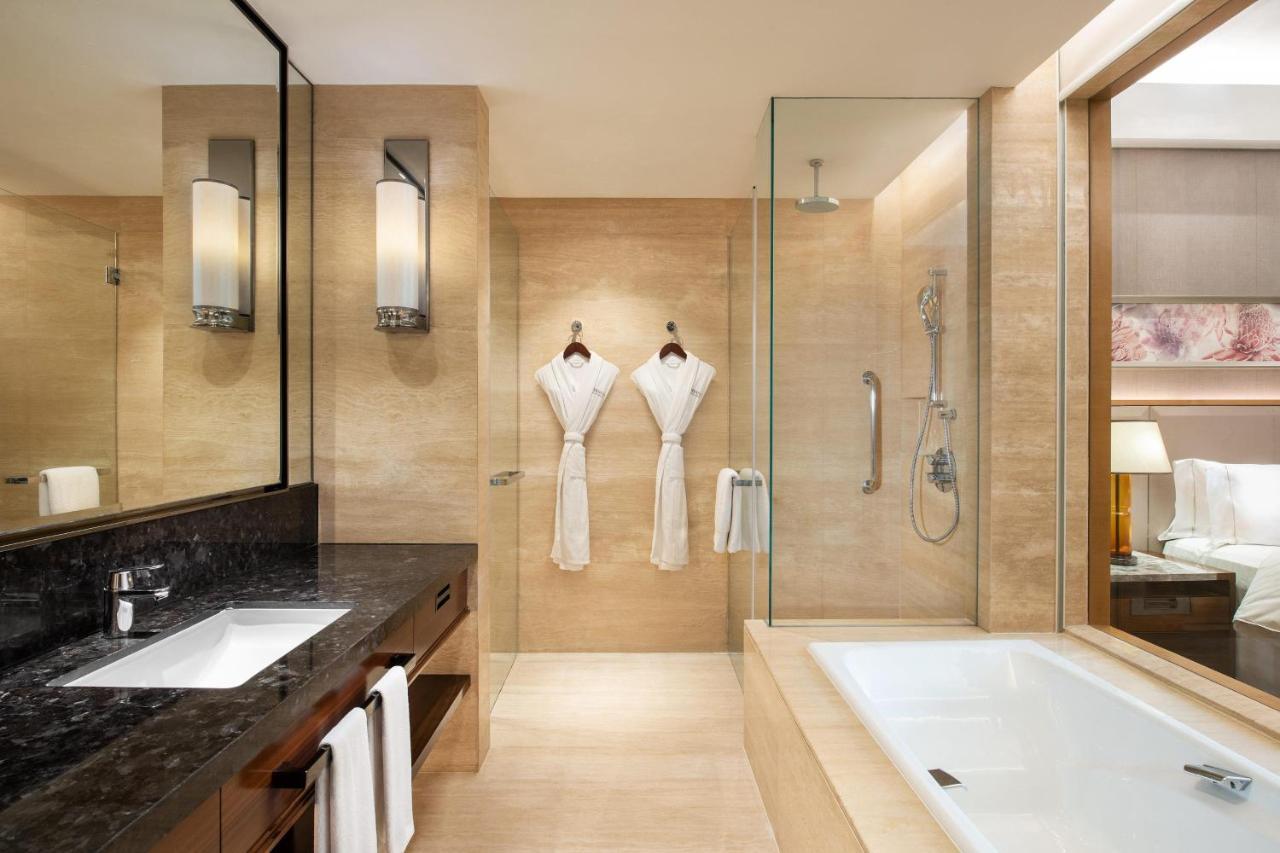 Chambre Lit King-size de Luxe avec Vue sur les Toits de la Ville