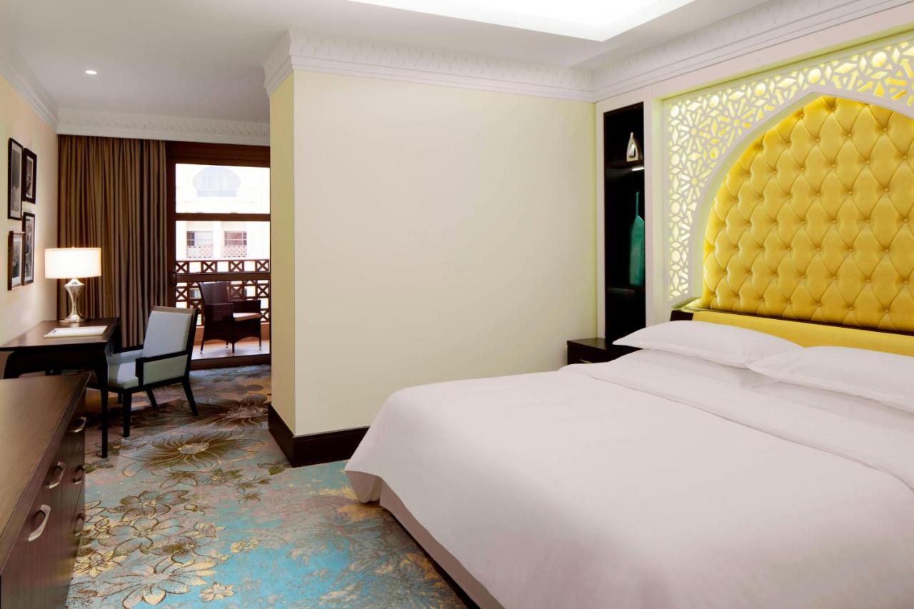 Sheraton Club Kamer met Kingsize Bed en Uitzicht op het Zwembad