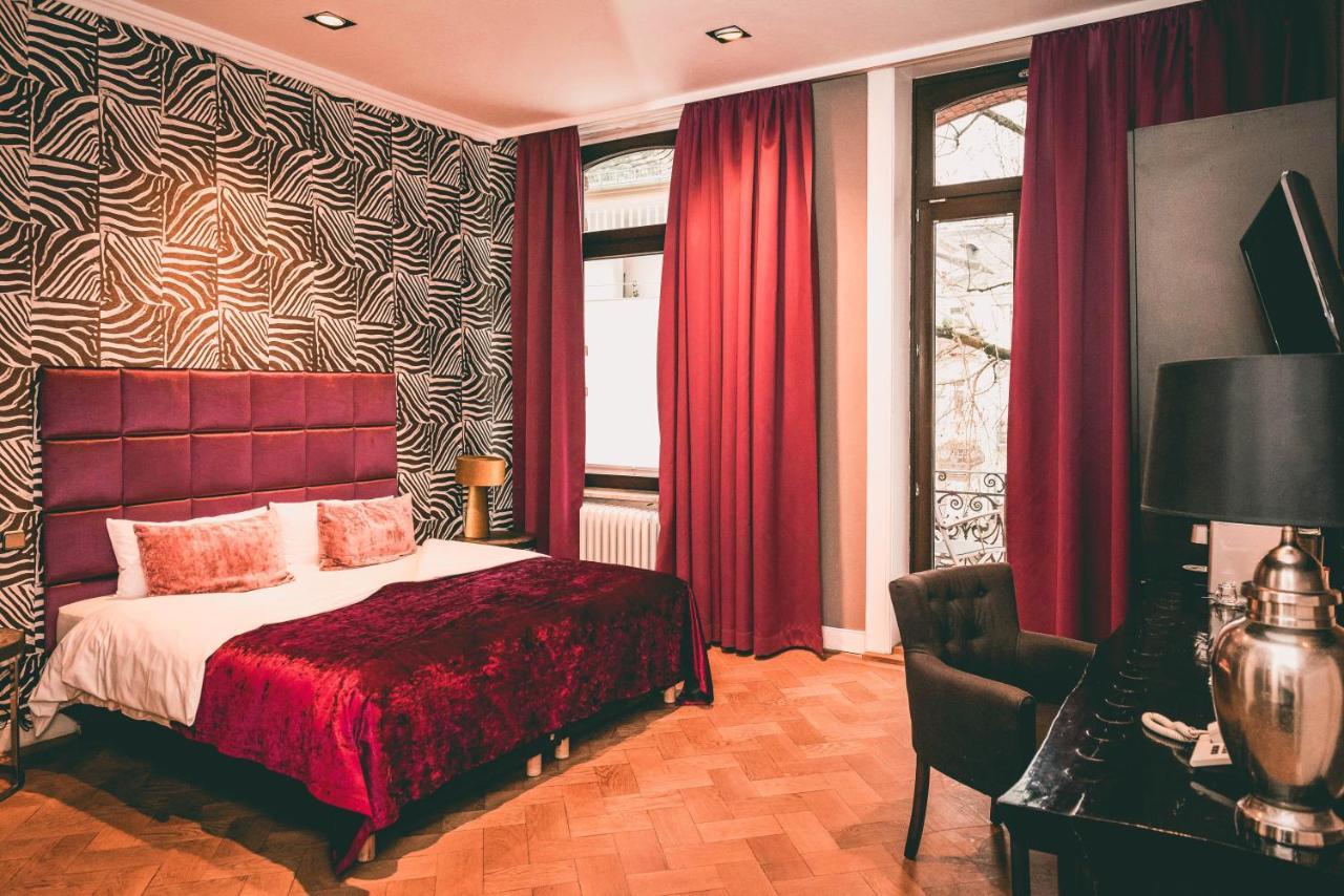 L Kamer