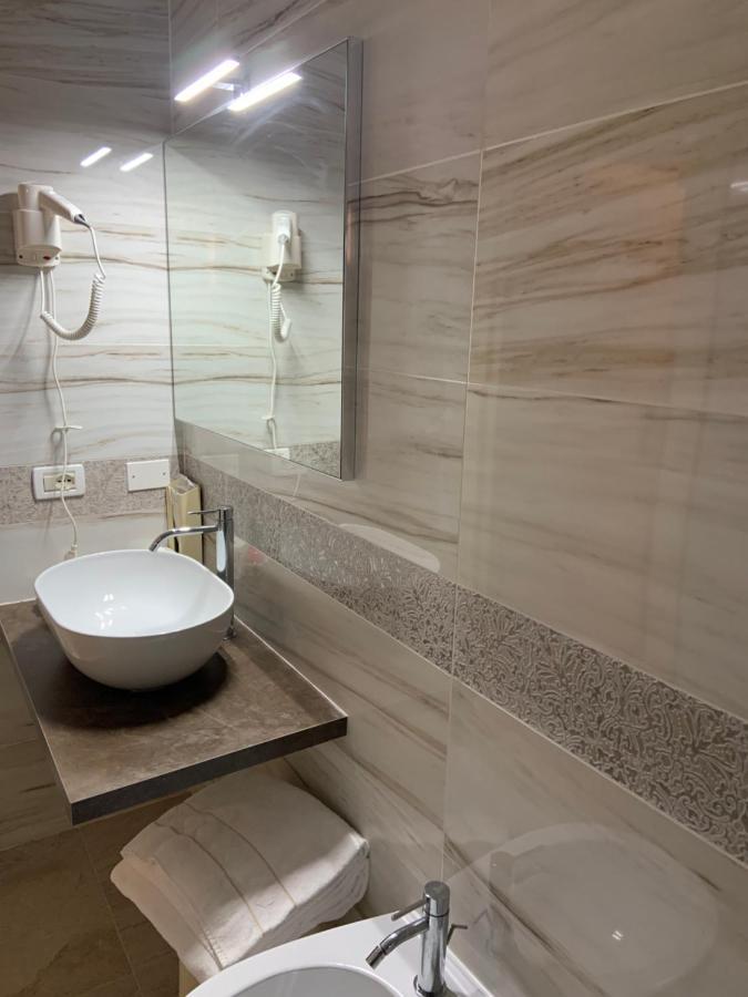 Tweepersoonskamer met 2 Aparte Bedden en Douche