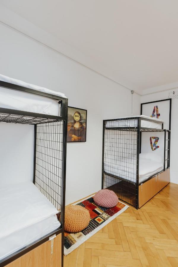 Posto Letto in Dormitorio con 6 Letti