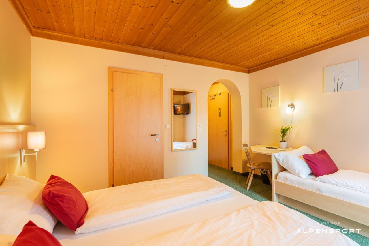 Dreibettzimmer mit eigenem Bad