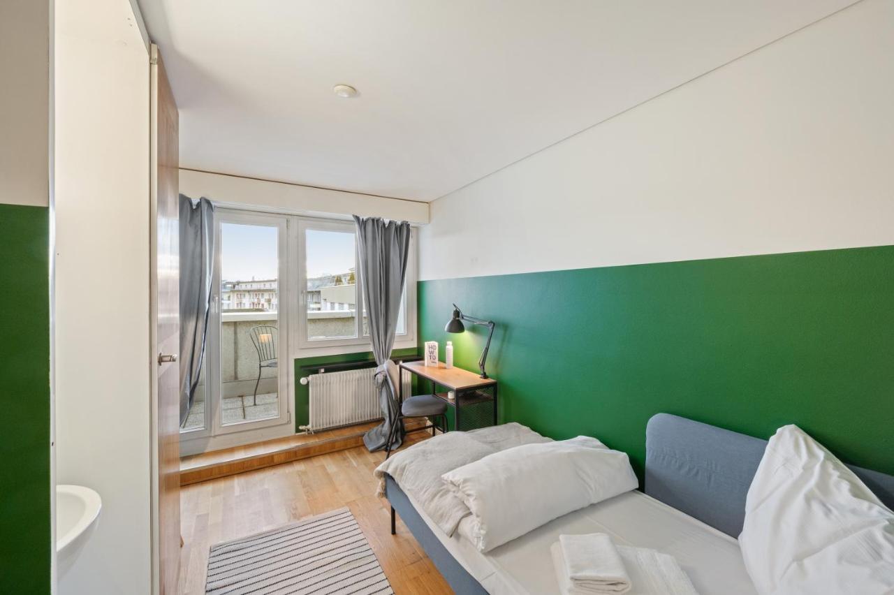 Zimmer Minimalist mit Balkon