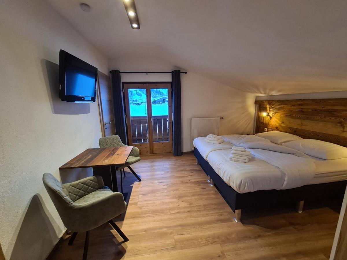 Vierbettzimmer mit Balkon