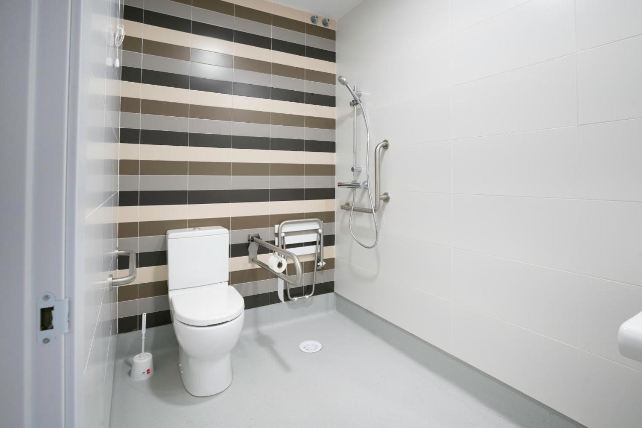 Habitación con cama extragrande y ducha a ras de suelo - Adaptada para personas con movilidad reducida