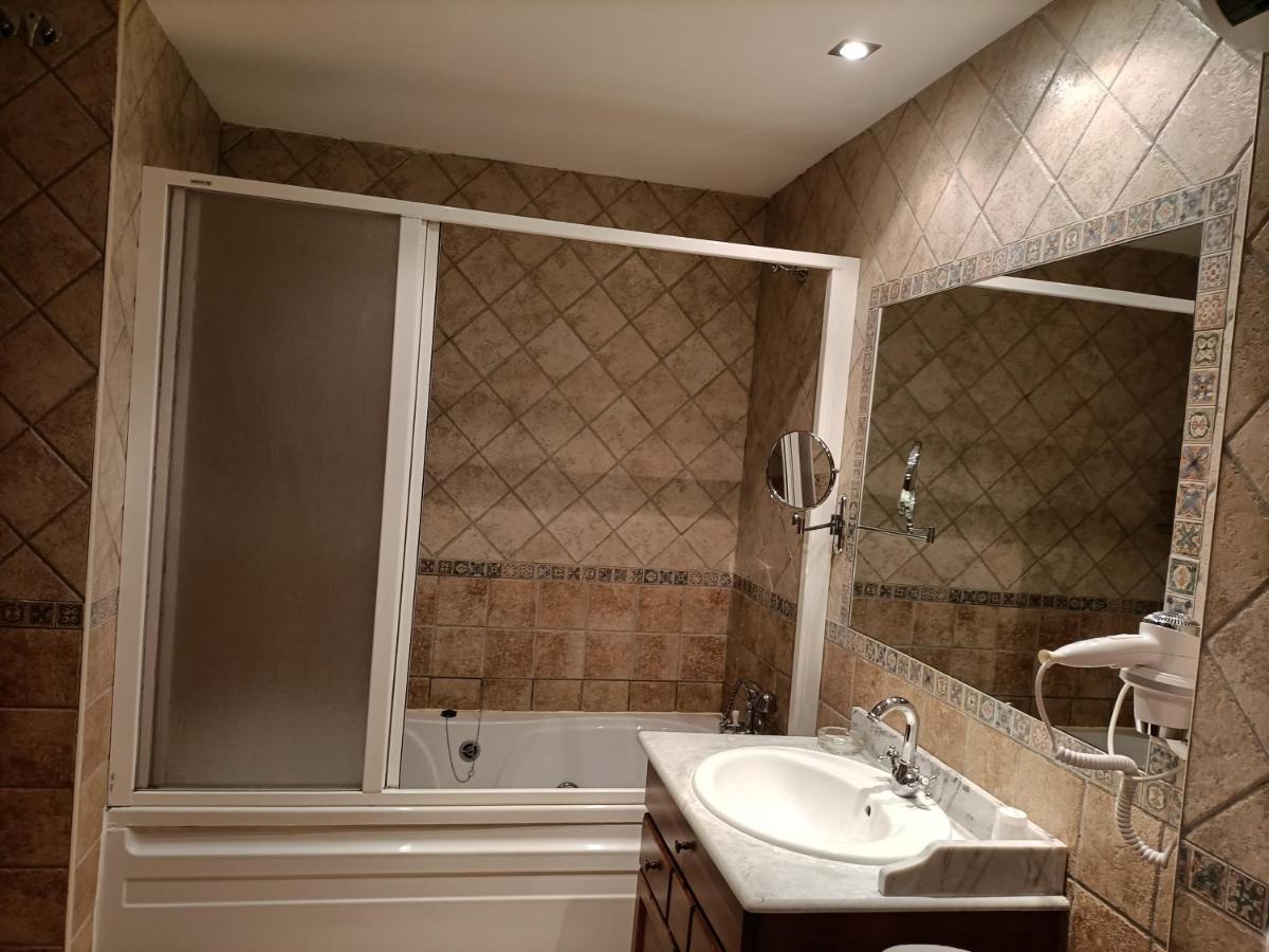 Habitación con cama grande y bañera de hidromasaje