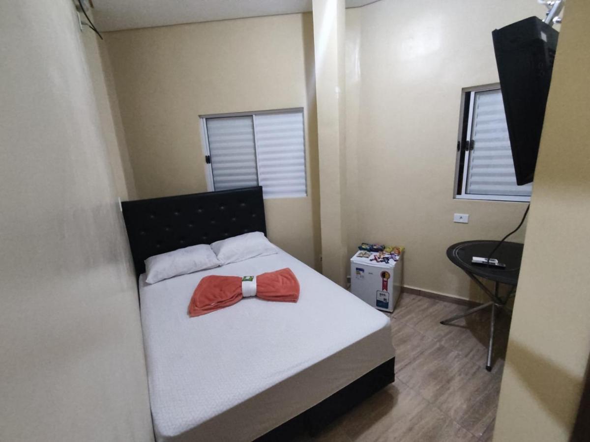 Quarto com 2 Camas de Solteiro e Banheiro Privativo