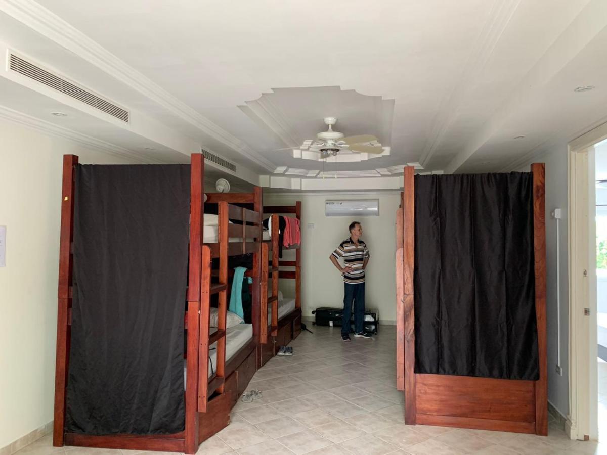 Cama en habitación compartida femenina de 8 camas
