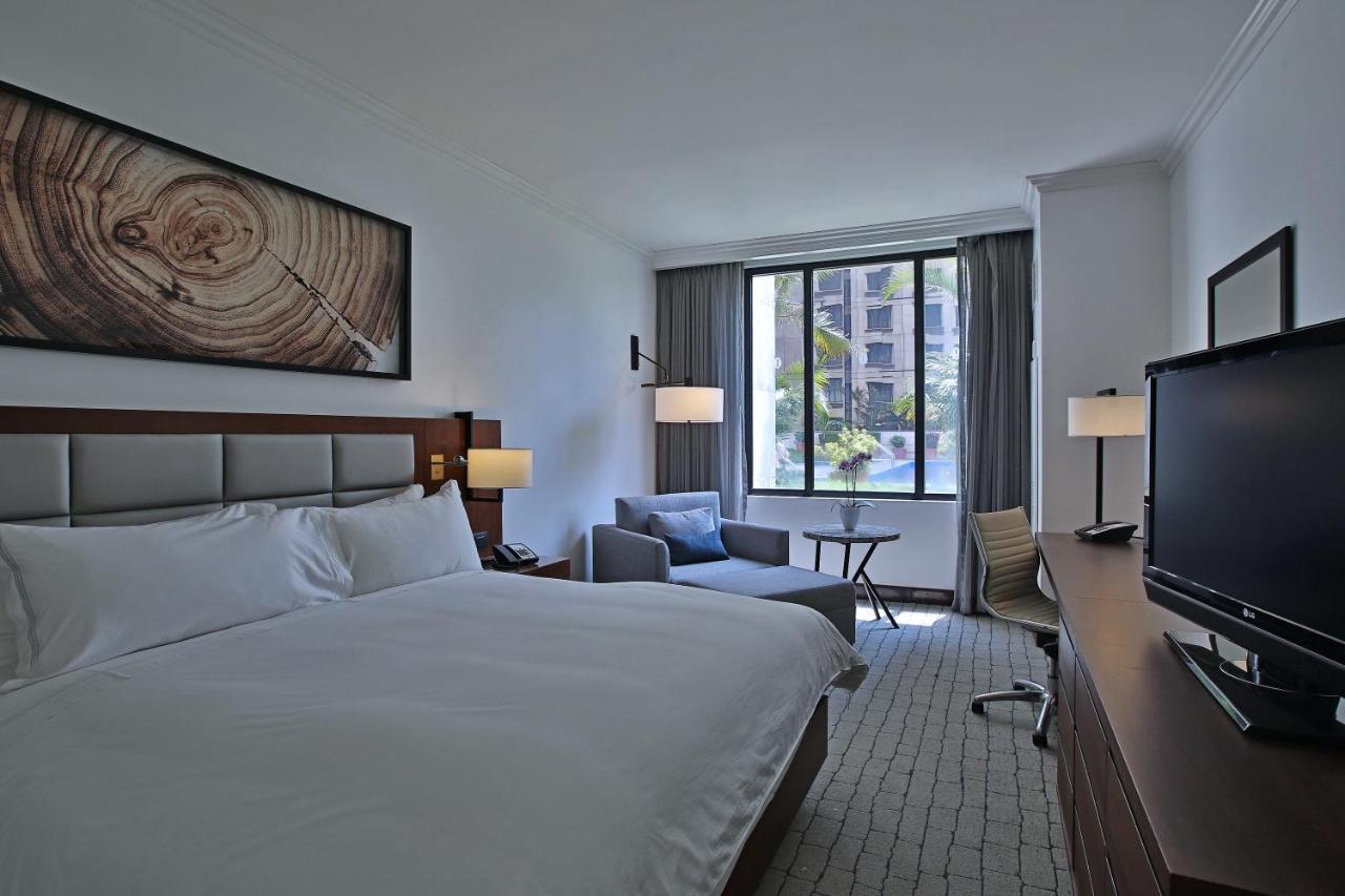 Quarto Clássico com Cama King-size e Vista da Cidade