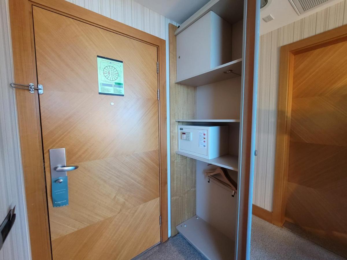 Club Zimmer mit Kingsize-Bett sowie Blick auf die Berge und die Natur – Raucher