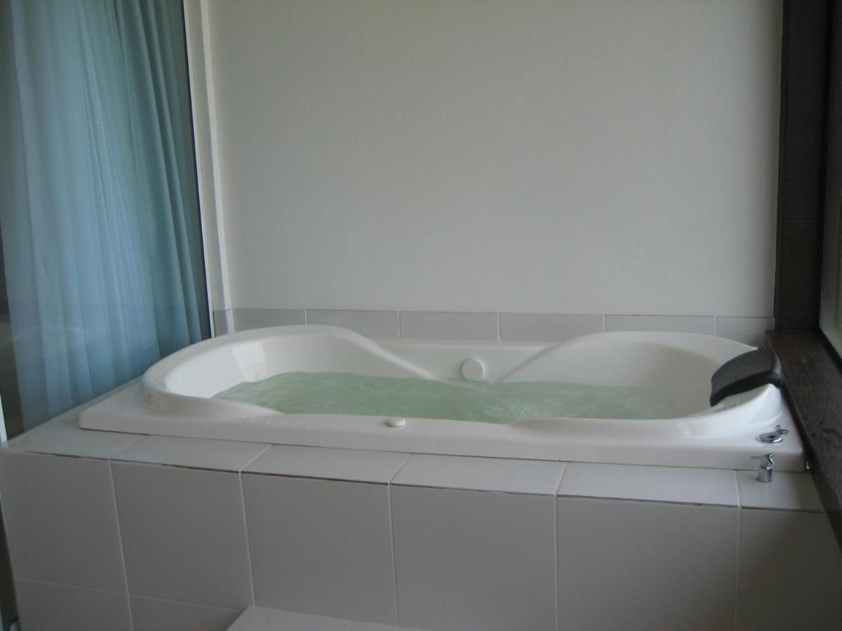 Queen Suite Spa Bath,1770492325:JPEG