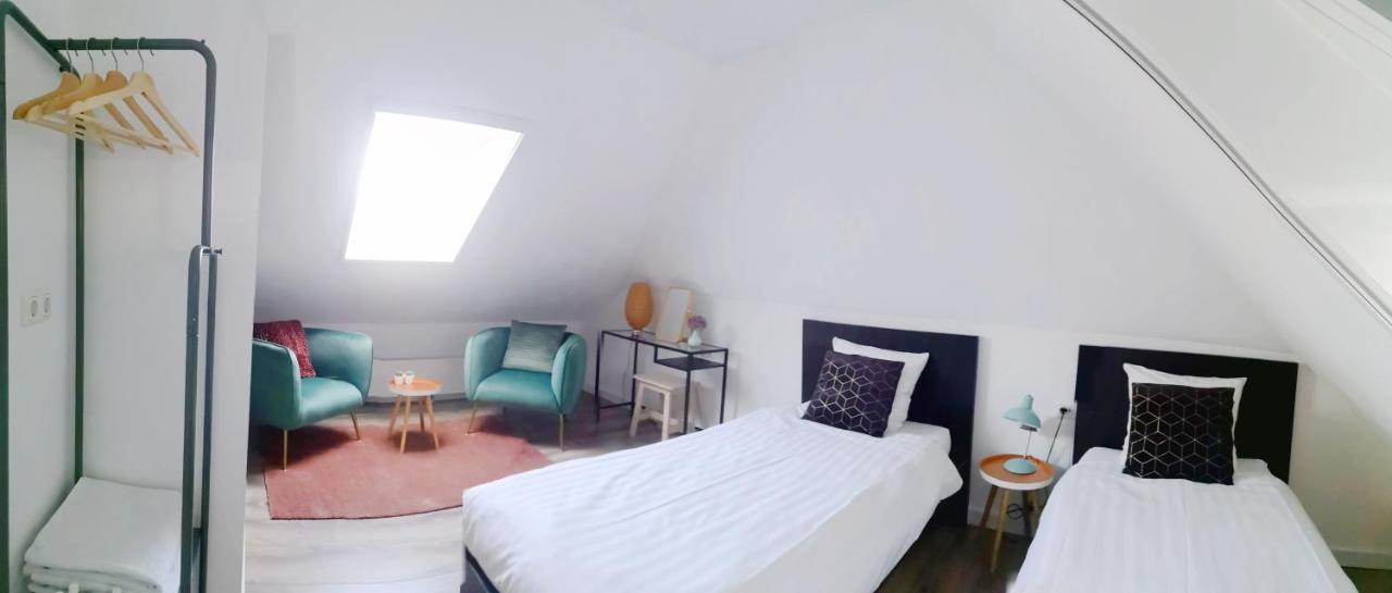 Tweepersoonskamer met 2 Aparte Bedden en Eigen Externe Badkamer