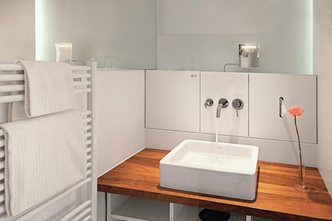 Comfort Kamer met queensize bed met uitzicht op binnenplaats en douche