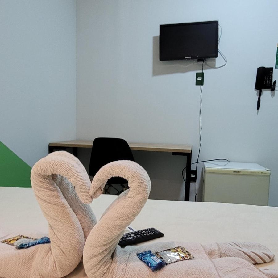 Quarto com Cama de Casal ou 2 de Solteiro e Banheiro Compartilhado