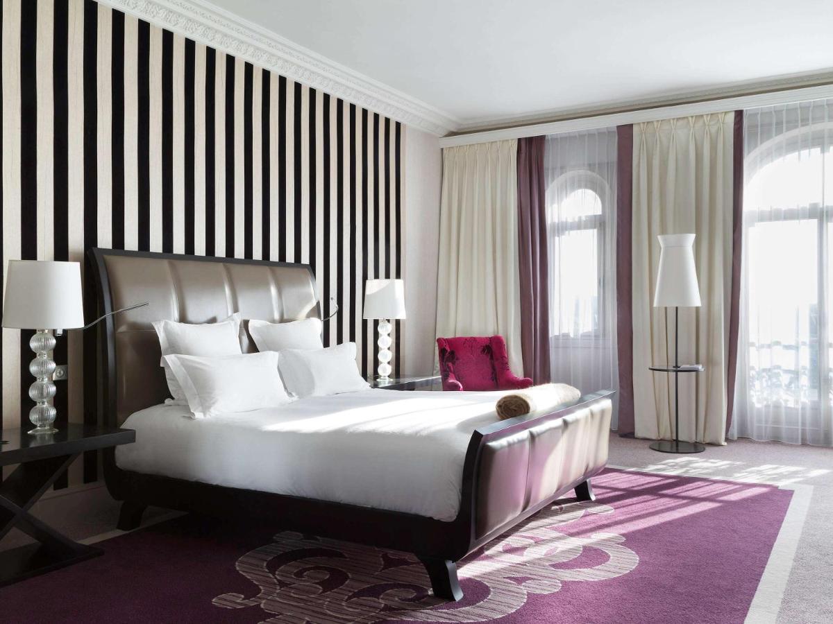 Suite Victoria mit 1 Kingsize-Bett, Schlafsofa und Gartenblick