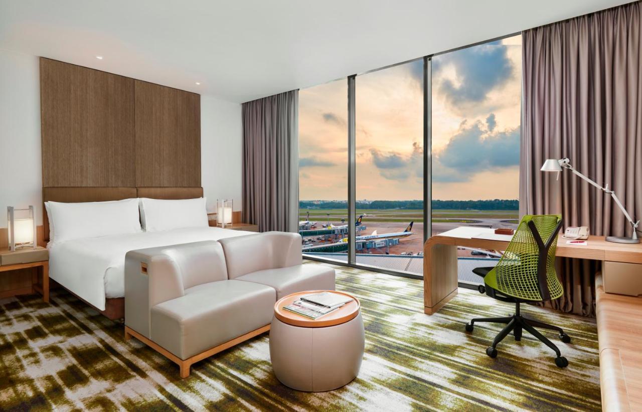 Standard Zimmer mit Kingsize-Bett und Blick auf die Start-/Landebahn – obere Etage