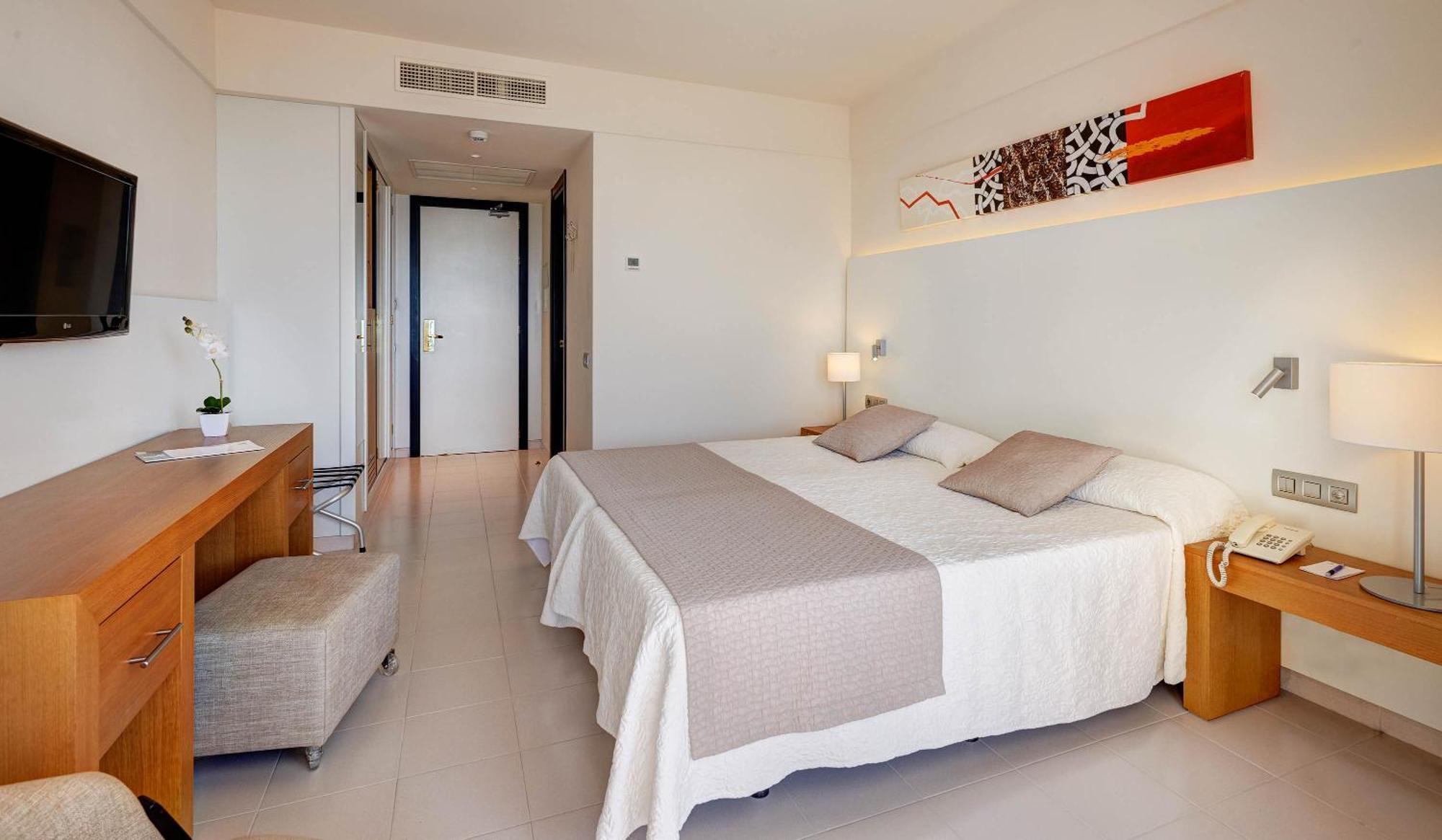 Doppelzimmer mit Balkon und seitlichem Meerblick