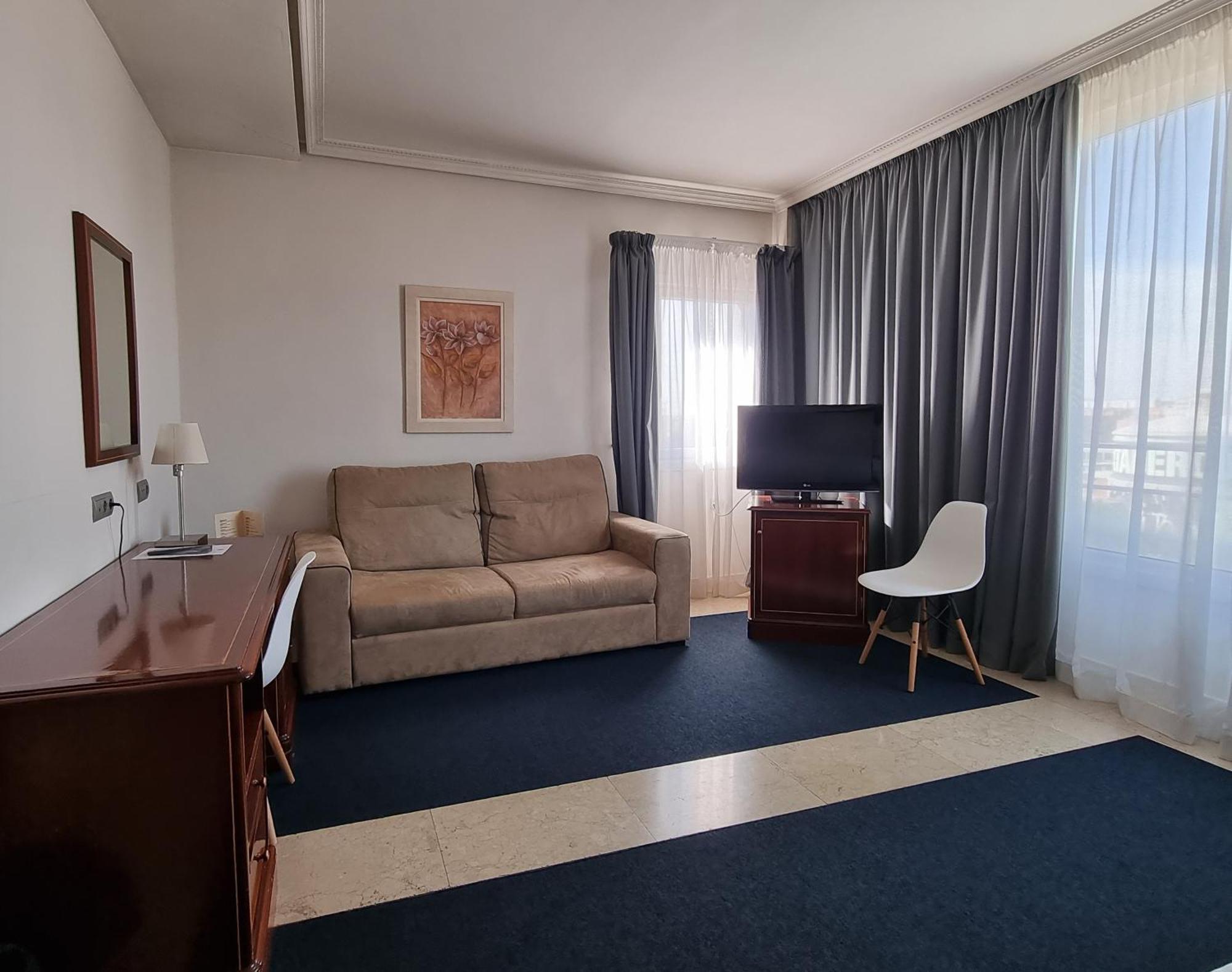 Quarto Triplo (2 Adultos + 1 Criança)