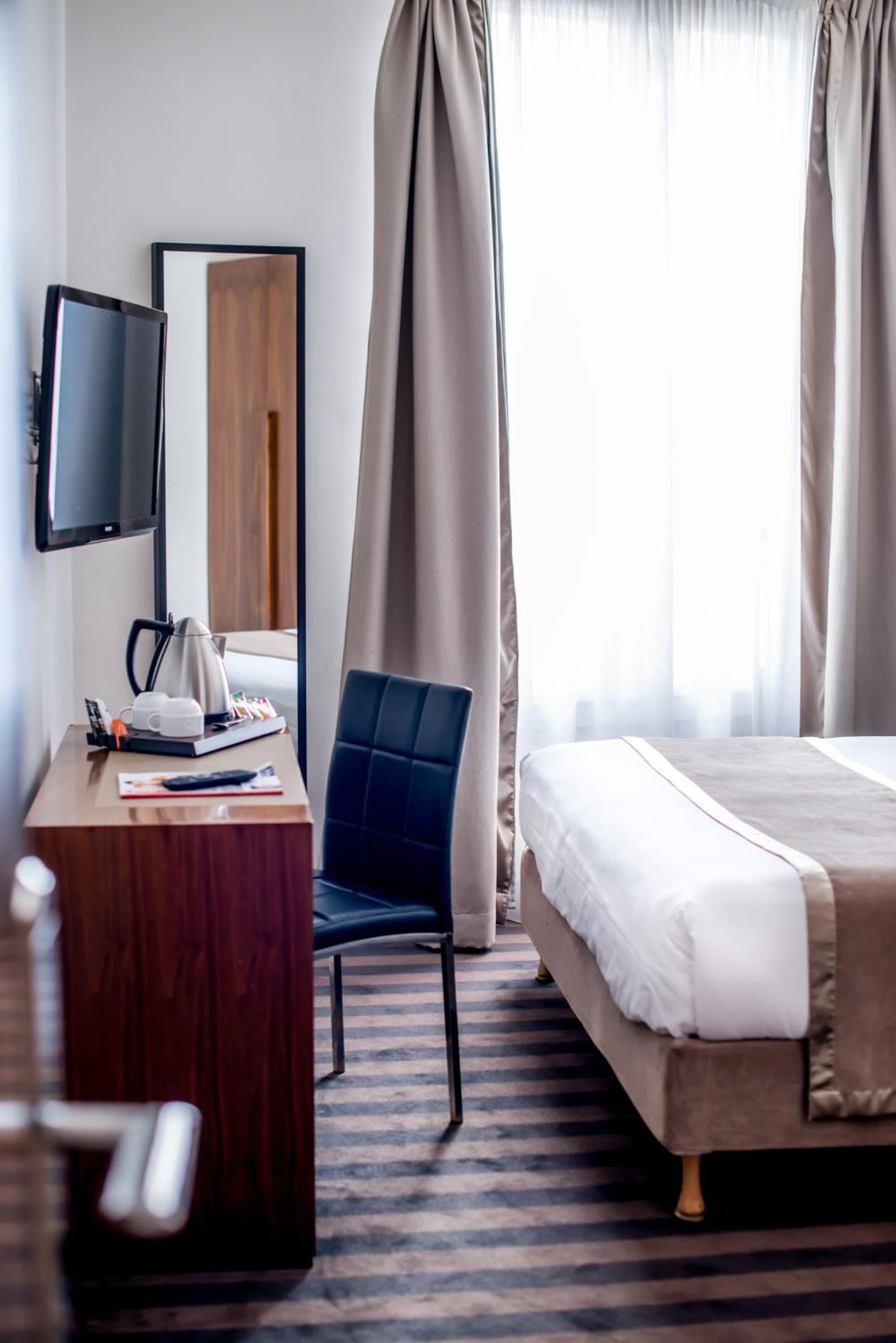 Doppelzimmer mit Blick auf den Eiffelturm