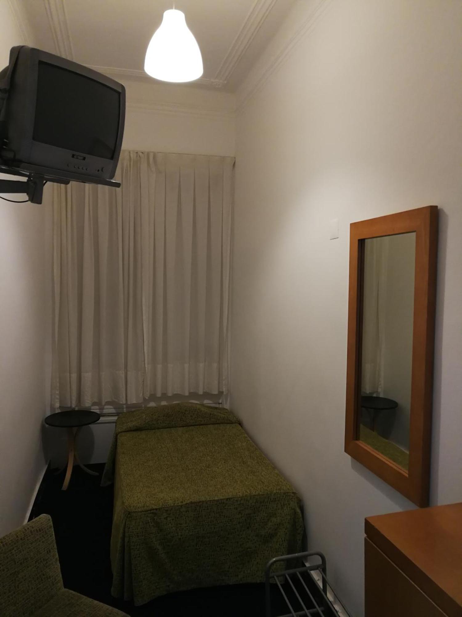 Quarto Individual com Casa de Banho Partilhada