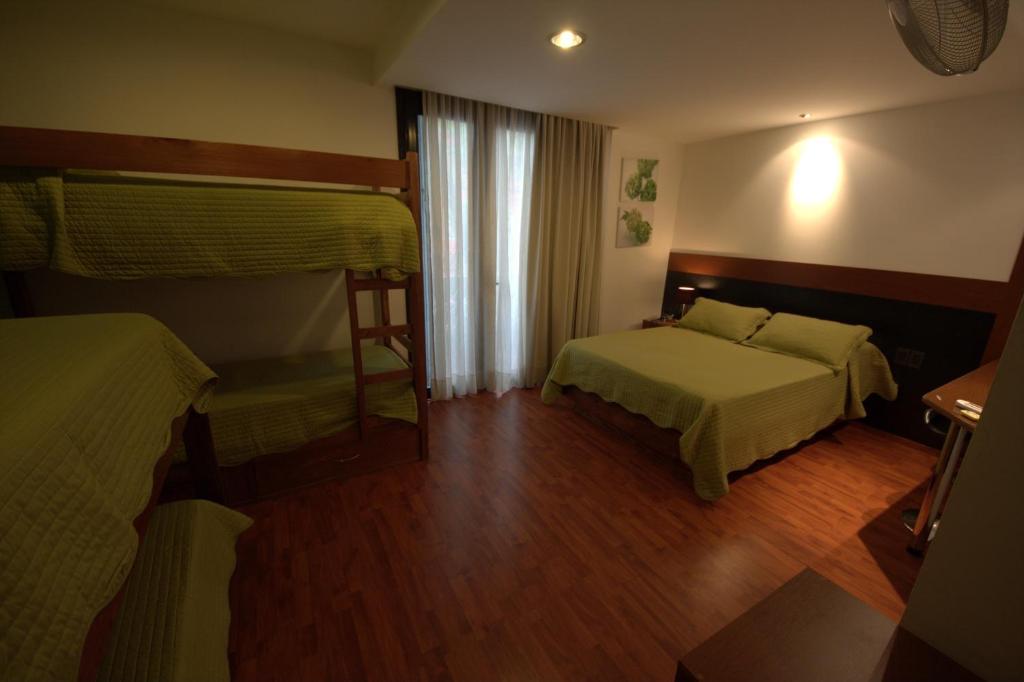 Quarto Família (6 Adultos)