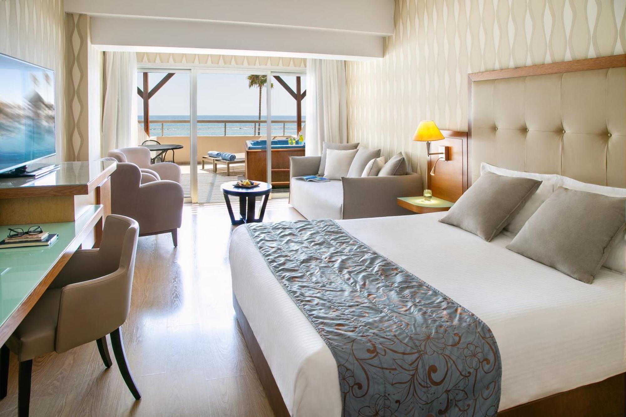 Suite de Luxe avec Terrasse et Bain à Remous Extérieur - Vue sur Mer