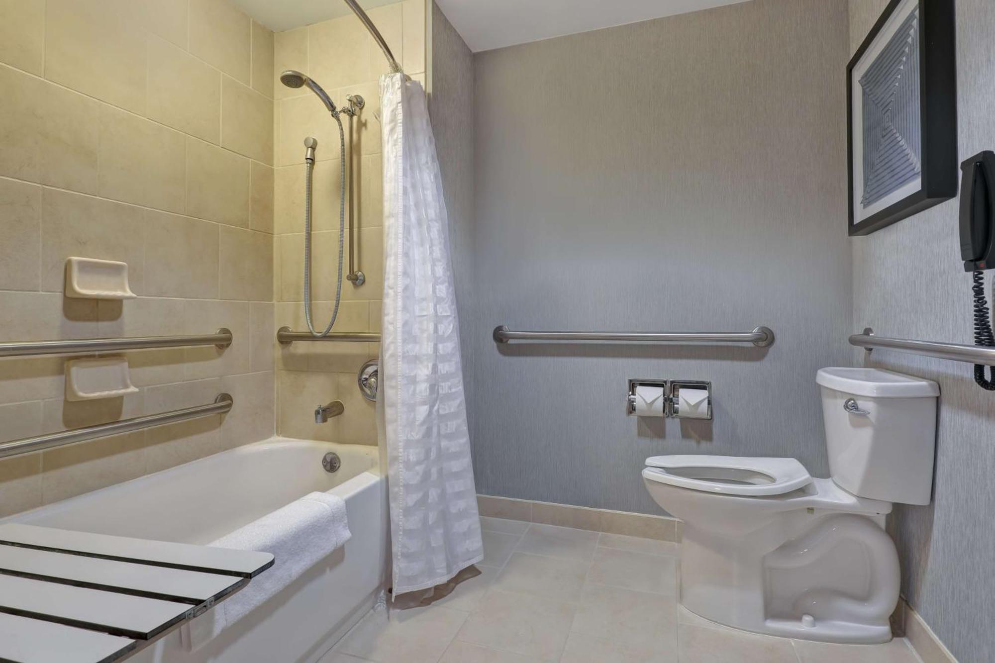 Chambre Lit King-Size avec Canapé-Lit et Douche Accessible en Fauteuil Roulant - Accessible aux Personnes à Mobilité Réduite