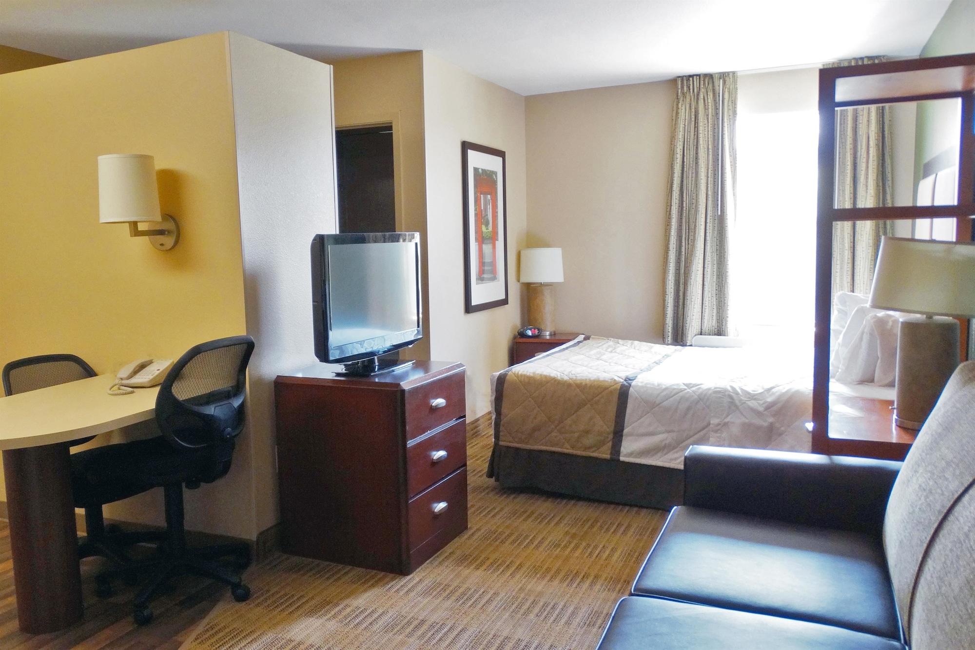 Deluxe Studio with 1 Queen Bed - Non-Smoking