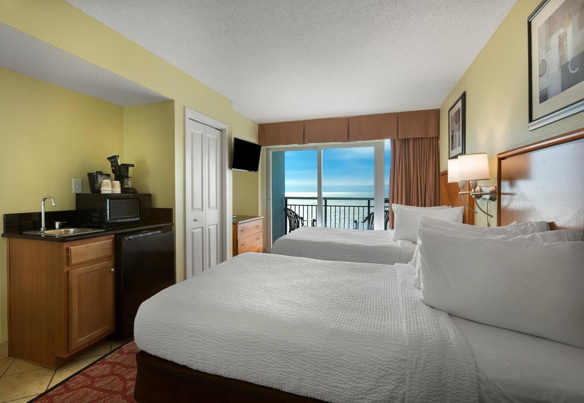 Quarto com 2 Camas de Casal e Vista do Mar