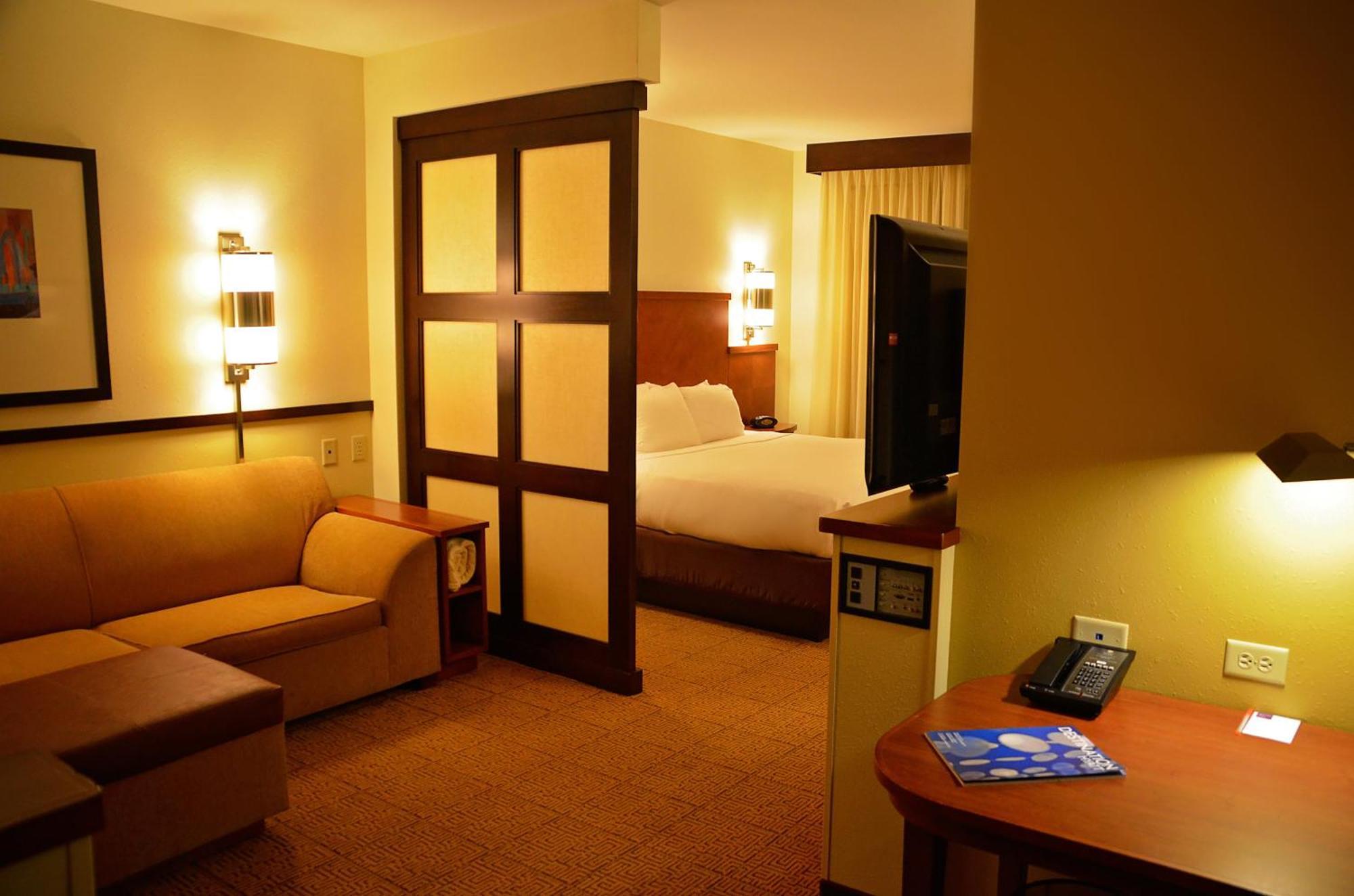 Quarto com Cama King-size e Sofá-cama