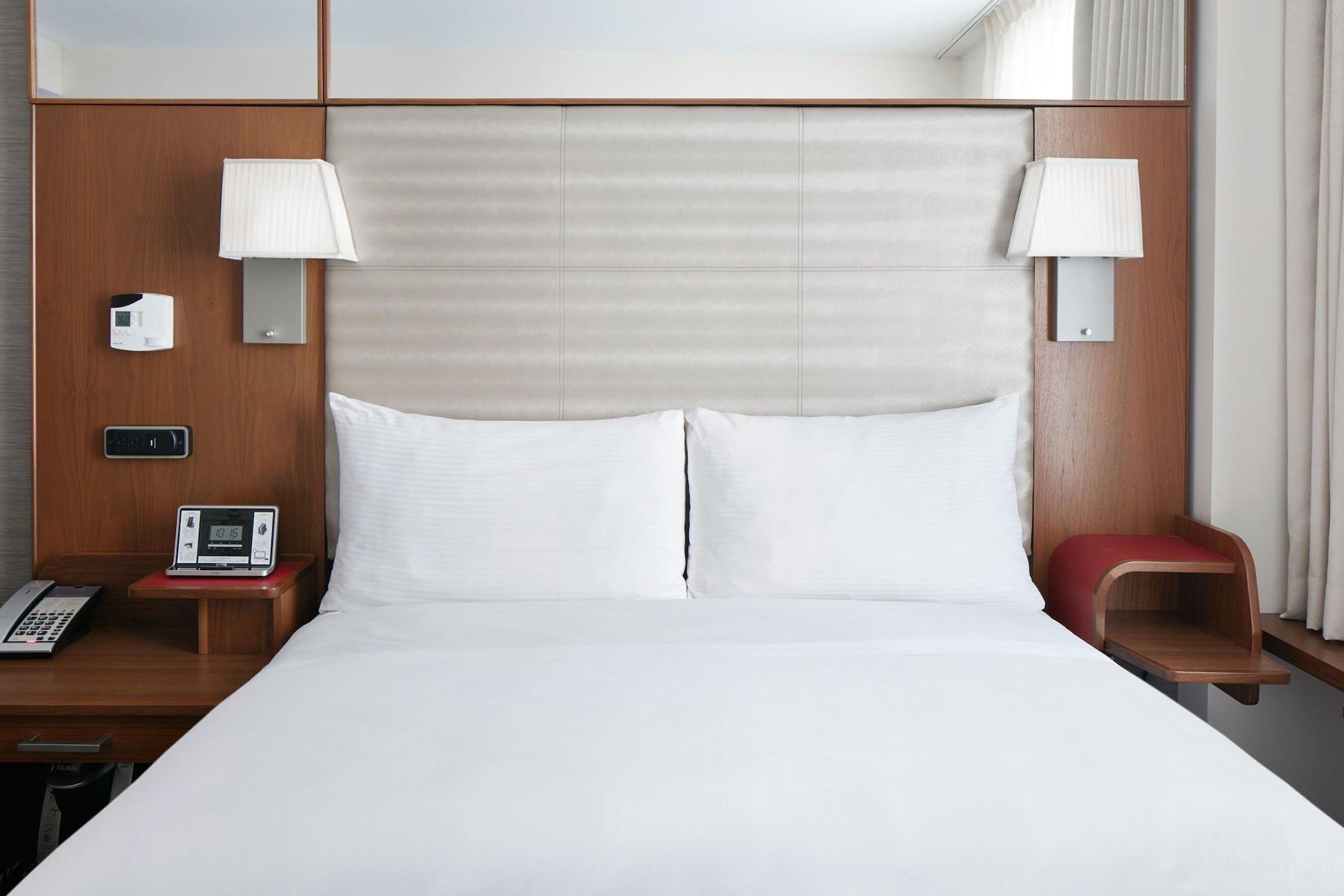 Kleines Zimmer mit Queensize-Bett