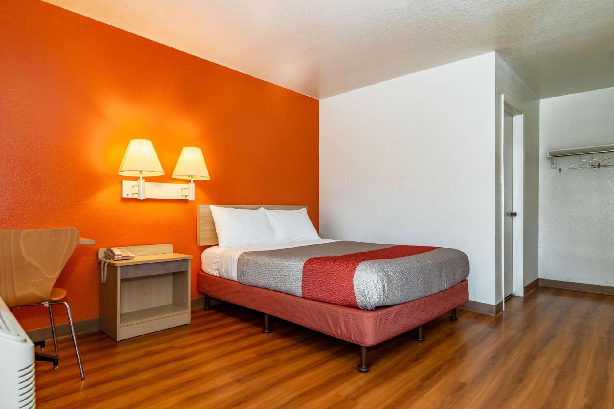 Habitación con cama grande