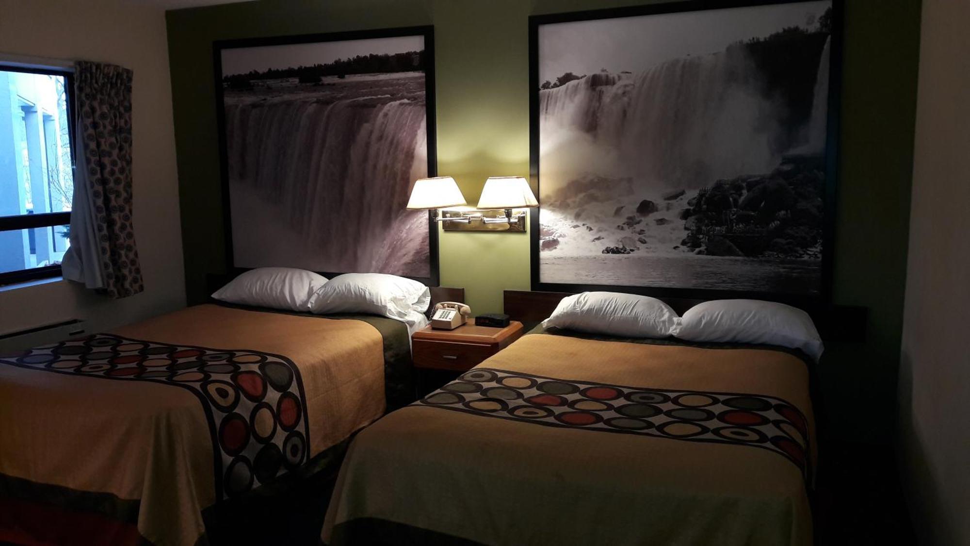 Suite avec 1 Lit Queen-Size et 2 Lits Doubles - Non-Fumeurs