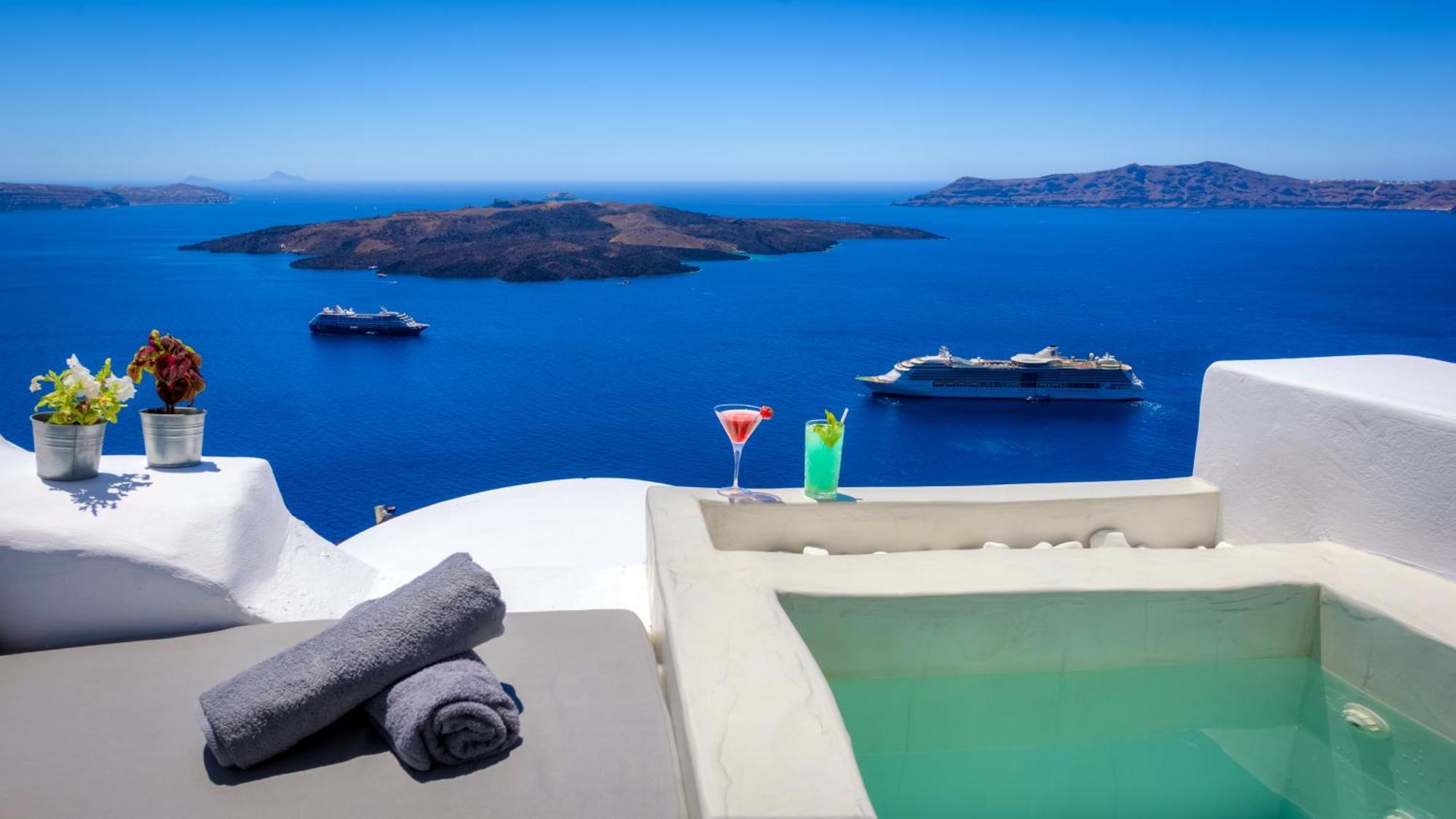 Junior suite with a private jacuzzi & caldera view