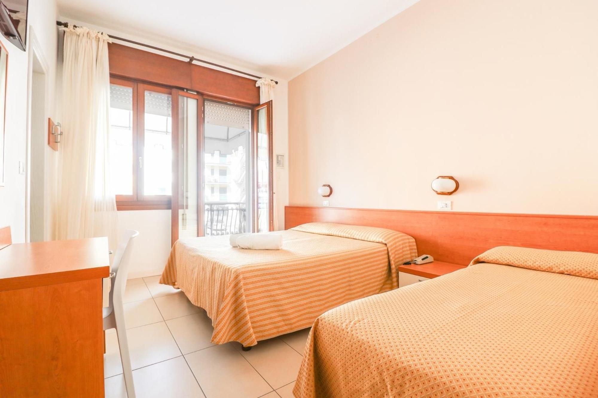 Dreibettzimmer mit Poolblick