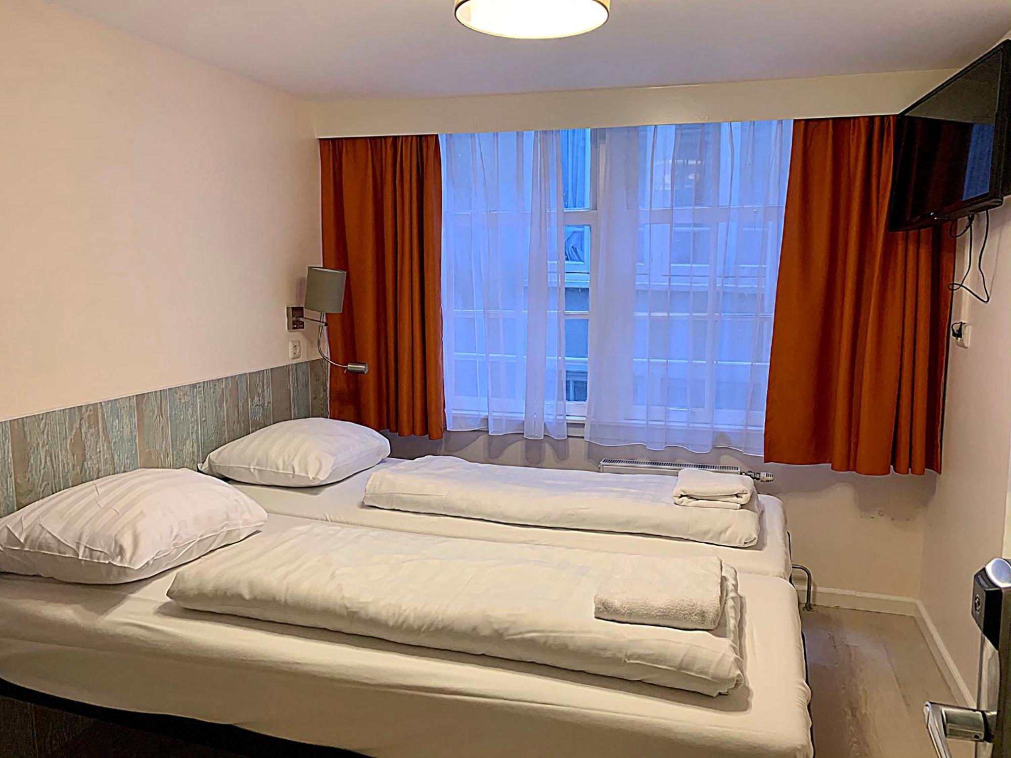 Tweepersoonskamer met 2 Aparte Bedden en Gedeelde Badkamer