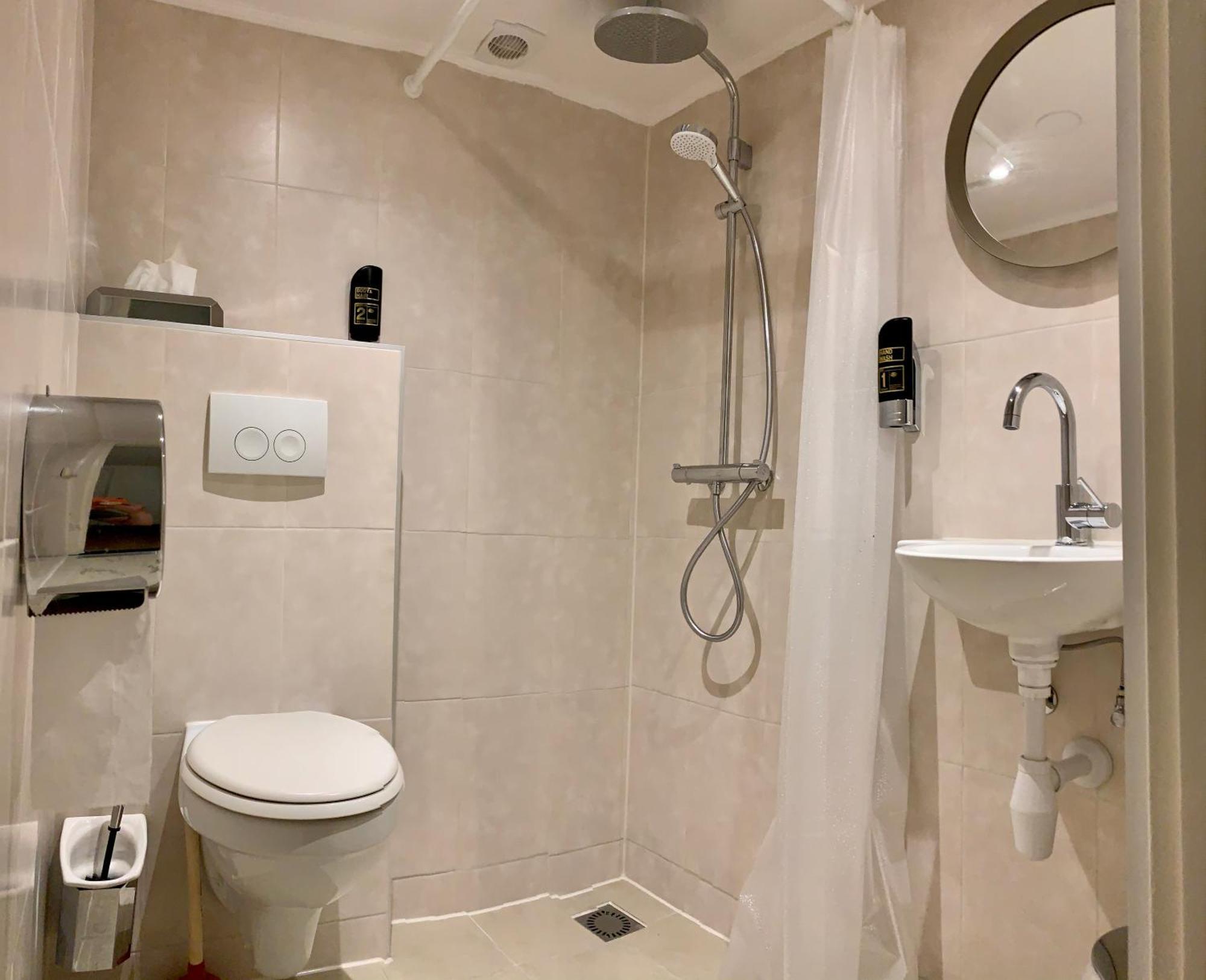 Tweepersoonskamer met 2 Aparte Bedden en Eigen Badkamer