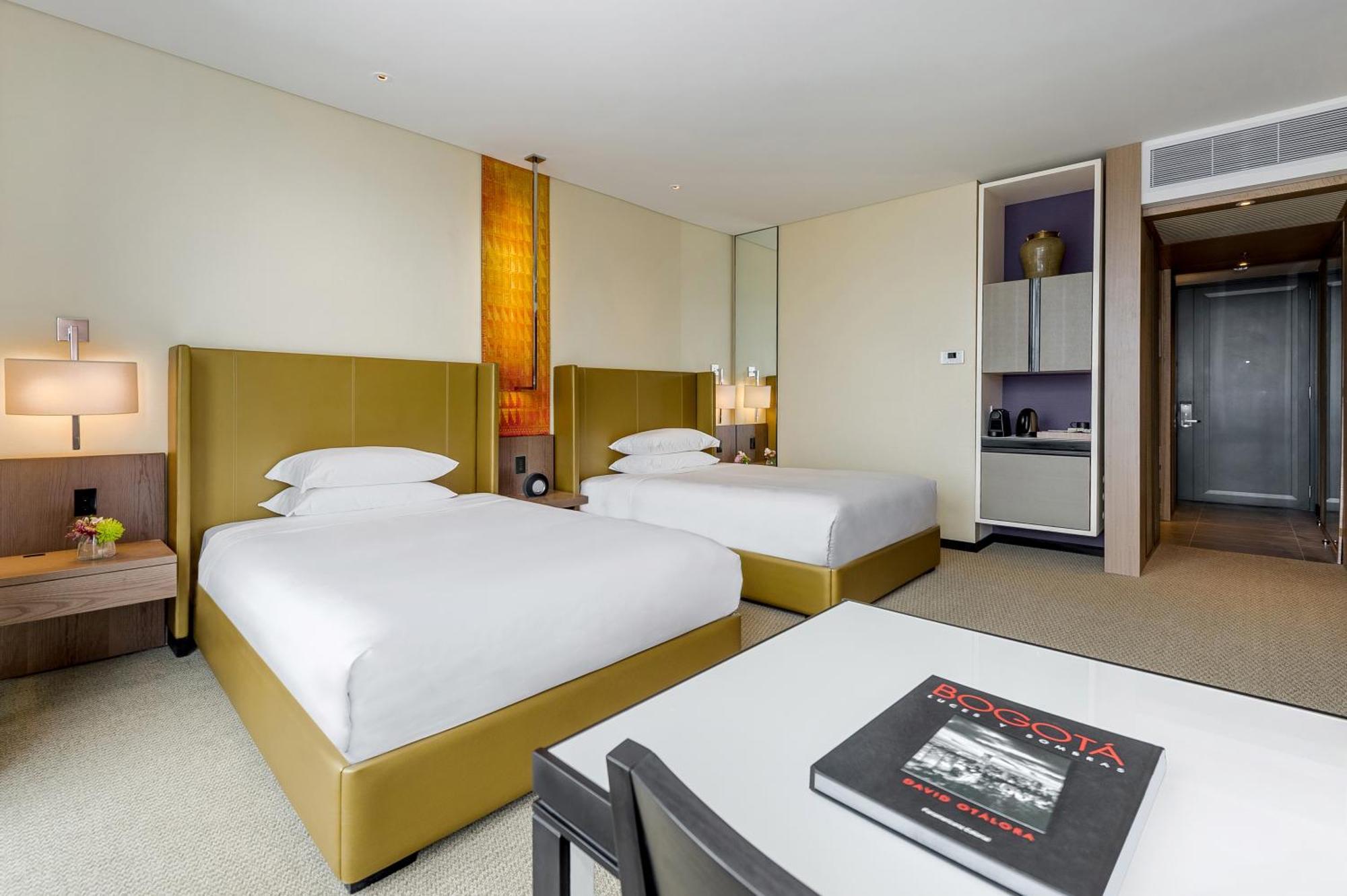 Chambre avec 2 Lits Doubles et Douche Accessible en Fauteuil Roulant - Accessible aux Personnes à Mobilité Réduite