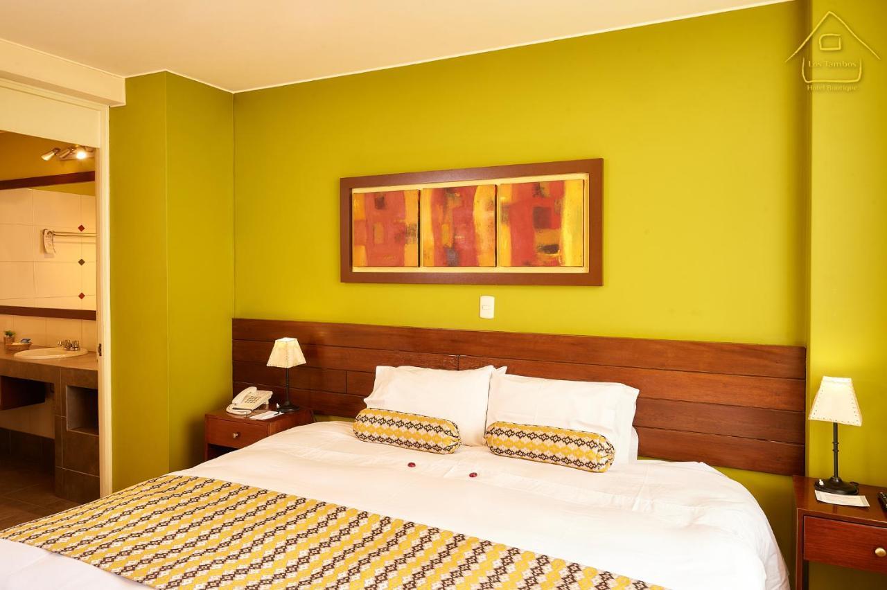 Habitación con cama extragrande.